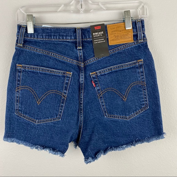 Levi’s • Ribcage Shorts - Picture 6 of 9
